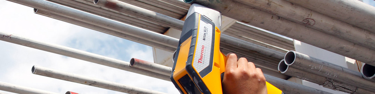 Mediante la técnica XRF (fluorescencia de rayos X) ofrece resultados instantáneos de espectrometría de aleaciones y metales, PMI, suelos, minería y obras de arte.