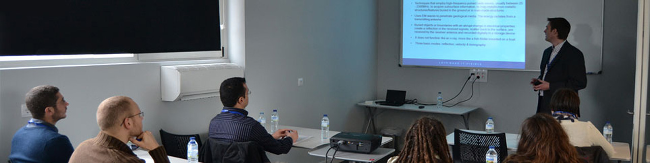 Periódicamente se imparten seminarios especializados y ciclos de formación para cada una de las líneas de productos y soluciones